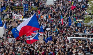 Хиляди "на крак" в Чехия заради проруската политика на президента