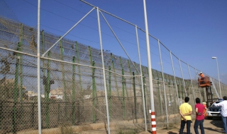 Африкански имигранти разршуха защитната ограда в Мелила