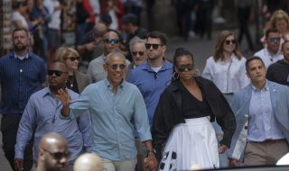 Барак Обама изрази с неприличен жест привързаността си към Мишел по време на визитата им в Гърция (СНИМКА)