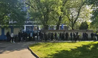Истинска лудост: Огромни опашки за "златен билет" за Левски - Лудогорец