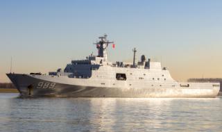Китайски военен кораб се сблъска с товарен кораб