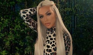 Мис Плеймейт се сдоби с розов джип (СНИМКИ)