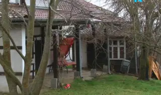Претърсват къщата в село Българи, в която са живели Калушев и Деян Илиев