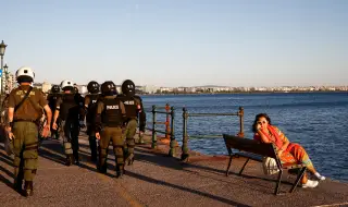 Българи бяха арестувани в Солун, защото оставили бебето си на балкона да плаче и си легнали