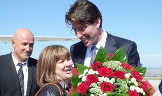 Емоционална дама е двумилионният пътник на Летище Бургас