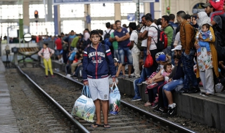 Гарата в Будапеща отвори врати за 2000 бежанци