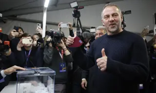 Ханзи Флик остава начело на Барселона с нов договор