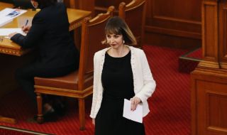 Депутатка от ПП превъзнася Кирил Петков от трибуната (ВИДЕО)