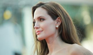 Анджелина Джоли изрази подкрепата си към насилваните жени в Иран