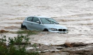 Абсурден казус с потъналите в морето автомобили: Застрахователи искат колата за оглед в сервиз