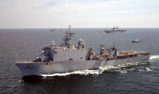 Американски десантен кораб в Черно море (ВИДЕО)
