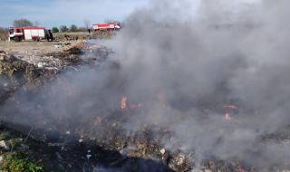 Ограничиха пожара на сметището в Първенец