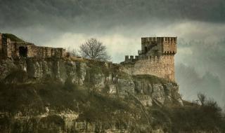 Крепостта Царевец се руши
