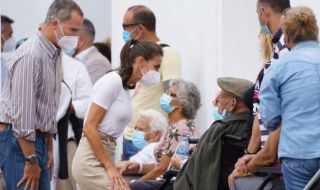 Испанската кралска двойка се срещна с пострадали от вулкана на остров Ла Палма