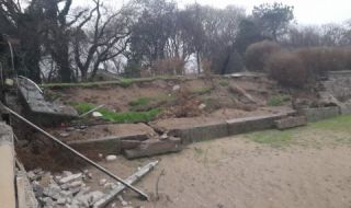 Кметът на Созопол: Няма сериозни поражения по ивицата на Централния плаж, падналата стена е отговорност на концесионера