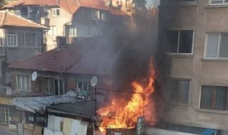 Пожарът в "Лазур" тръгнал от къща, обхванал и съседния блок  