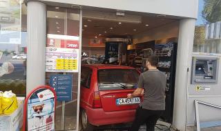 Кола се заби в бензиностанция в София (СНИМКИ)