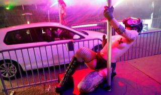 С кола на стриптийз клуб (ВИДЕО)