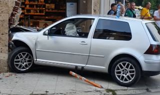 Лек автомобил се разби в хранителен магазин в София