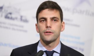 Парламентът решава да отстрани ли председателя си