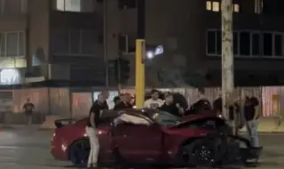  Ford Mustang самокатастрофира на бул. "Ситняково" в столицата, шофьорът и спътникът му избягаха