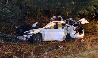 Батерия от катастрофирала Tesla подпали къща