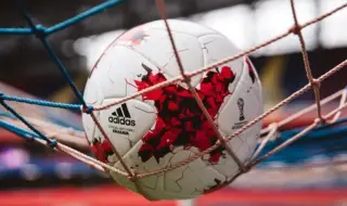 Нов срамен епизод за футбола в Африка - фенове забавиха с час и половина важен мач