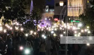 Девети пореден протест в подкрепа на Благомир Коцев, осветиха Съдебната палата с фенери