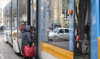 Кола се заклещи между трамваи в София