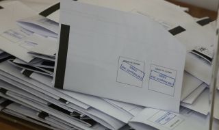 Бюлетините за вота вече пътуват към областните администрации