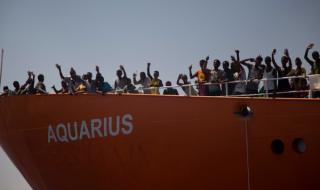 Испания приема бедстващ кораб с имигранти