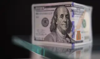 Какво означава слабият долар за САЩ и Европа?