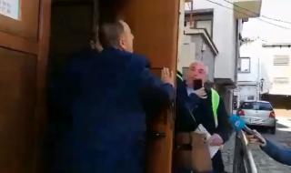 Напрежение на Общинския съвет в Созопол, бившият кмет блъска жена с врата