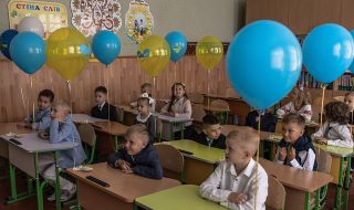 Отново в час! Училищата в Украйна отвориха врати за началото на новата учебна година 