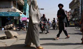 Афганистан: Няколко жени излязоха на демонстрация срещу задължителното носене на бурки