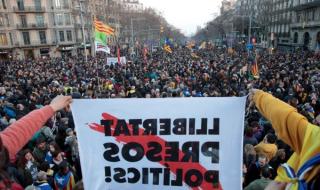 Протести и сблъсъци с полицията в Каталуния