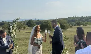 Олимпийската медалистка Зорница Маринова и футболният треньор Димитър Димитров сключиха брак на бляскава церемония
