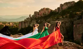 ВИДЕО с жени с „летящи рокли“ в цветовете на българското знаме радва мрежата 