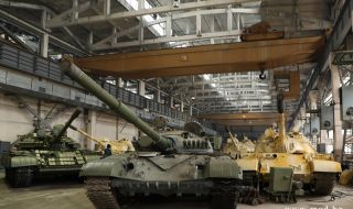 Ето как ремонтират танковете Т-72 (СНИМКИ)