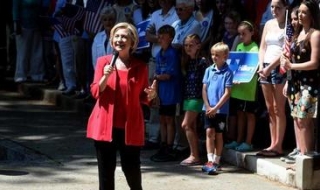 Дарило ли е милиони германското правителство на фондацията на Клинтън?