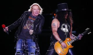 Планина от пари за Guns N' Roses (ВИДЕО)