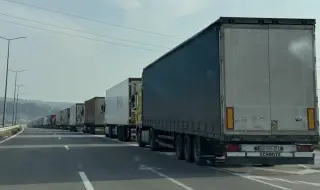 Земеделци блокираха границата с Гърция край Ивайловград заради ограниченията за камиони
