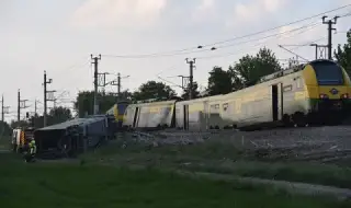 Машинист загина, а 13 пътници бяха ранени при сблъсък на високоскоростен влак с тежкотоварен камион в Северна Франция