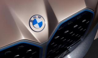 BMW промени емблемата си