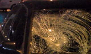 Счупиха предното стъкло на колата на журналист от Дупница