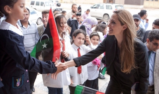 Анджелина Джоли пристигна в Либия