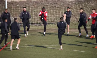 Двама от ЦСКА пропускат мача с  Ботев Пловдив