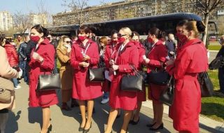 Албански стюардеси чакат на опашка за ваксини в Белград