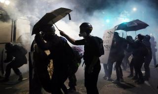 Отново безредици в Портланд, демонстранти хвърляха камъни по полицаи