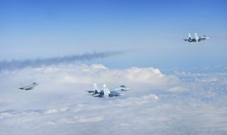 Военни игри над Европа! Руски Су-27 преследваха американски бомбардировачи над Балтийско море